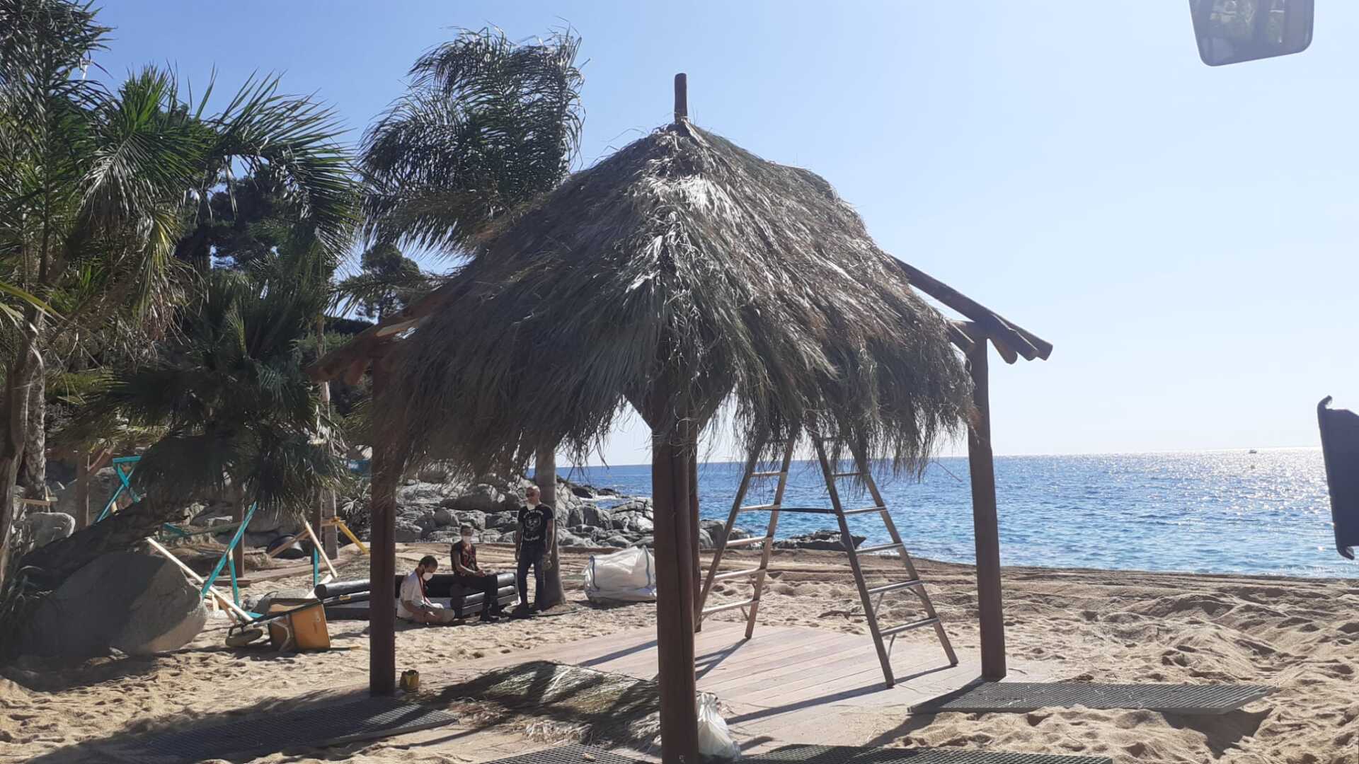 Una choza con techo de paja en una playa junto al océano