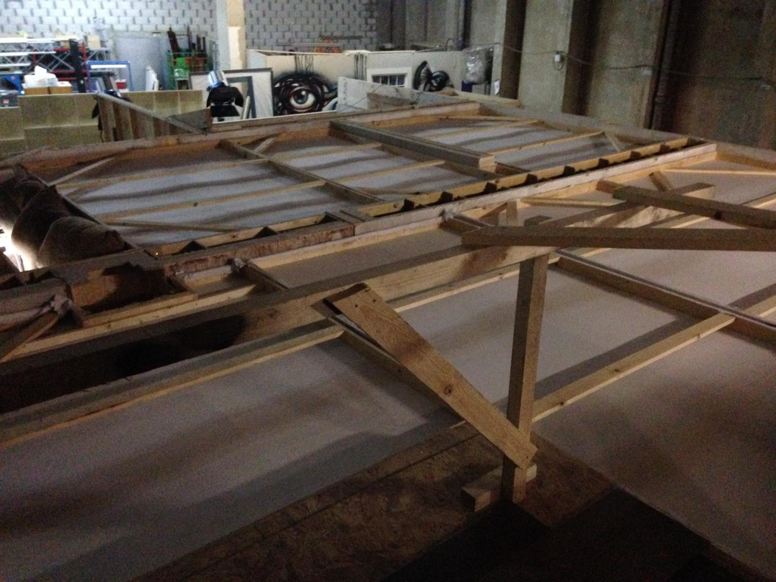 Se está construyendo una estructura de madera en una habitación.