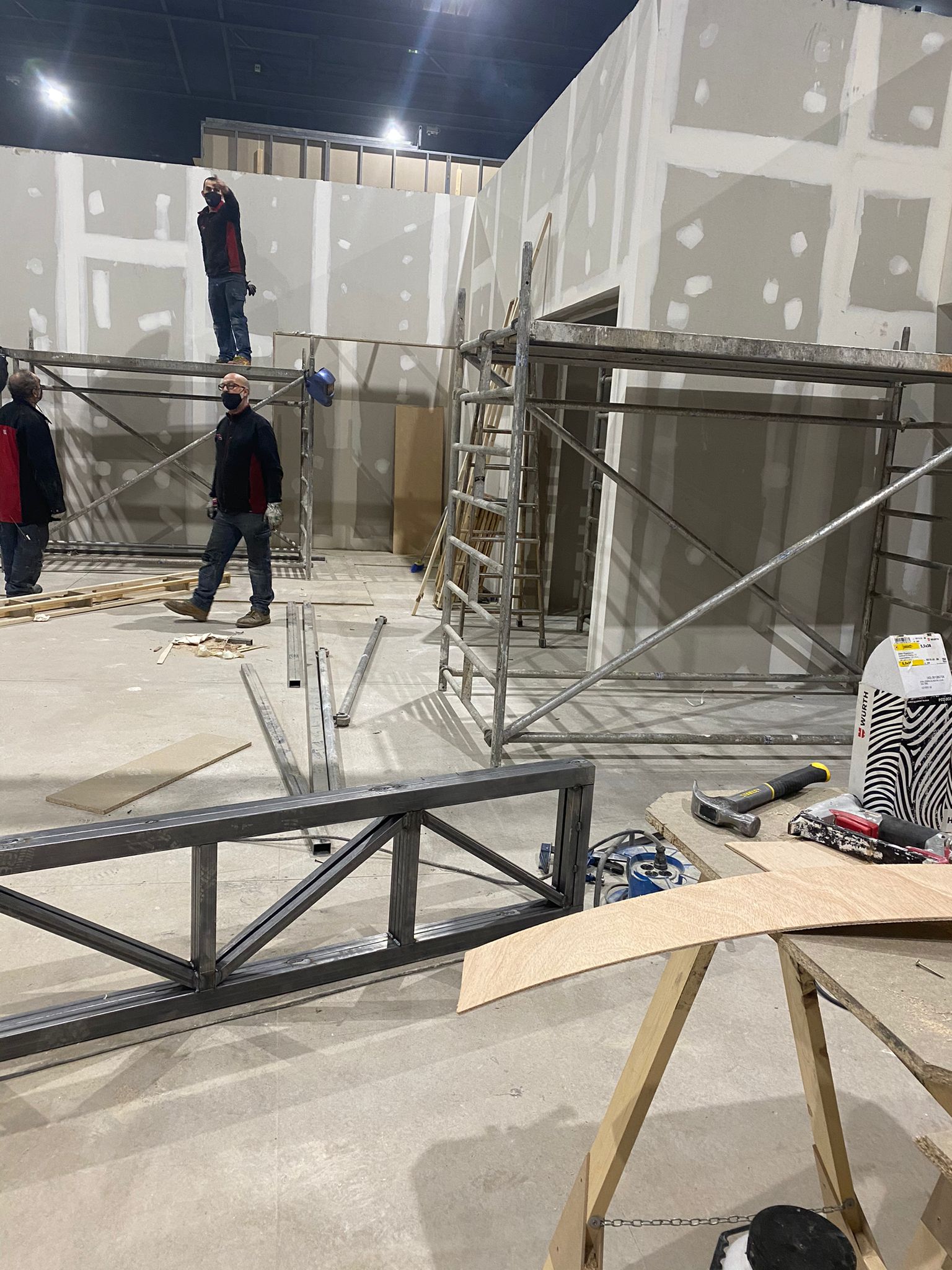 Un grupo de trabajadores de la construcción está trabajando en un edificio.