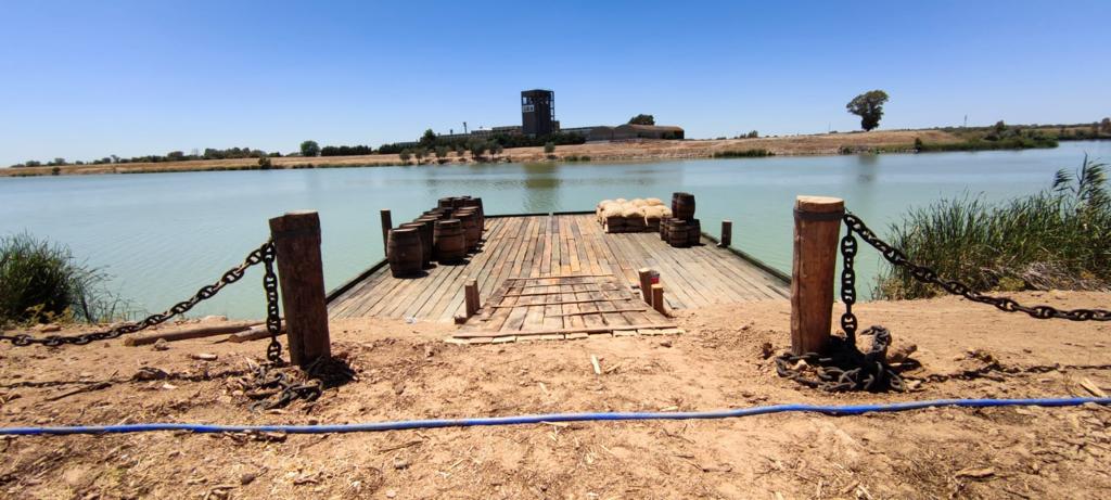 Un gran cuerpo de agua con un muelle en primer plano