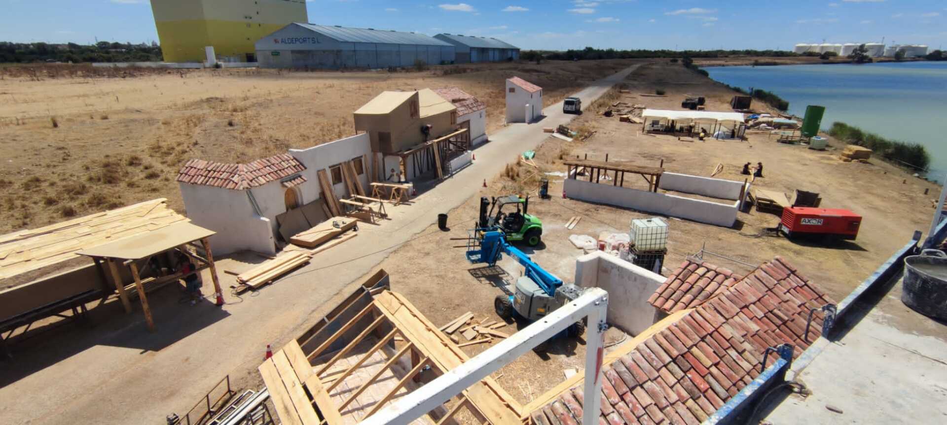 Una vista aérea de un edificio en construcción al lado de un cuerpo de agua.