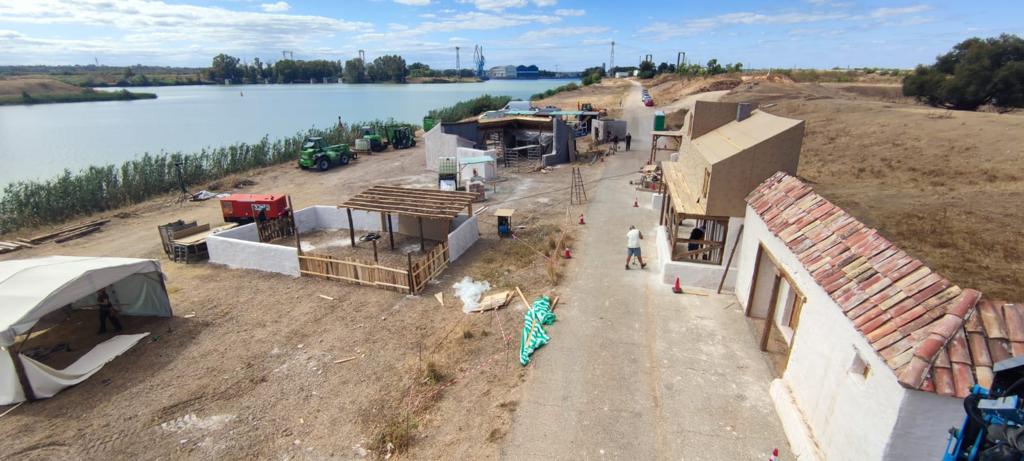Una vista aérea de un pueblo con un lago al fondo.