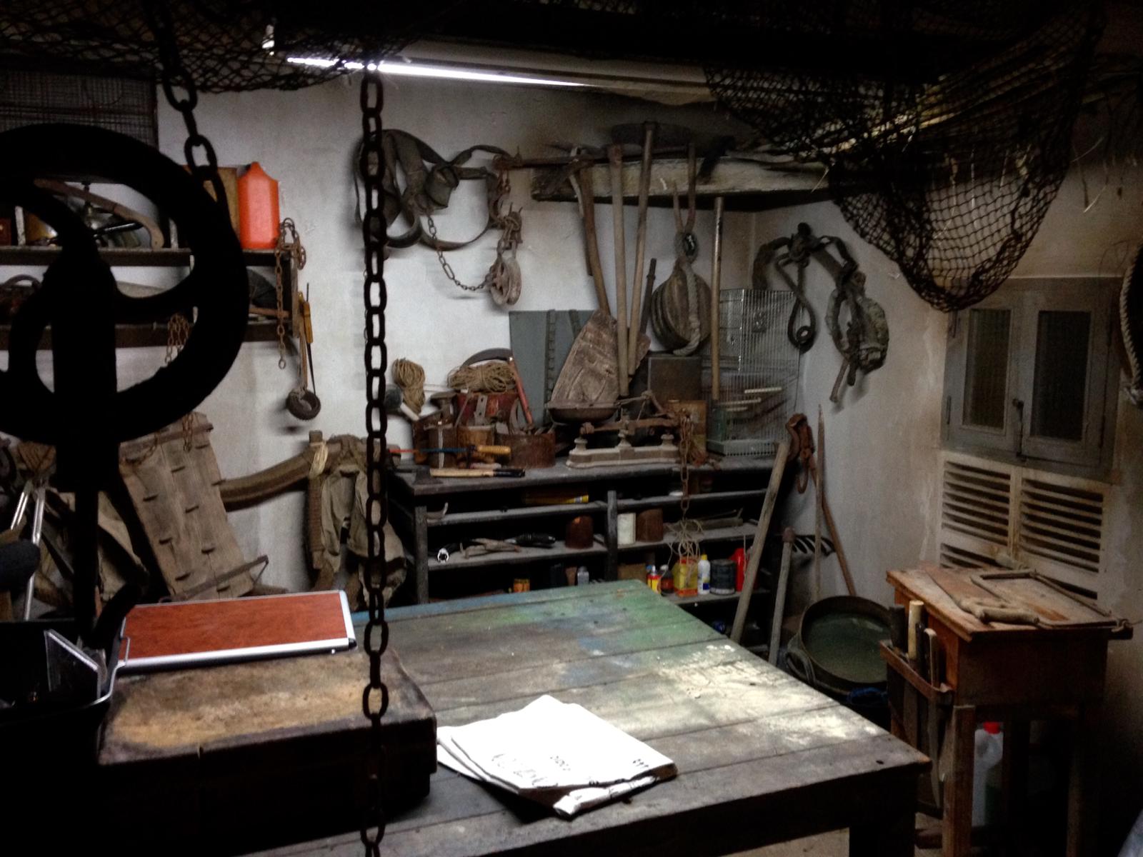 Una habitación con una mesa y muchas herramientas encima.