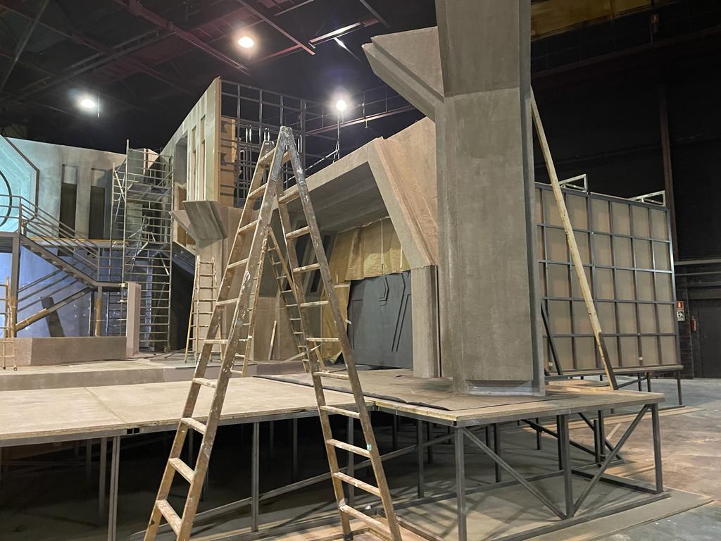 Una escalera está colocada encima de un escenario en un edificio.