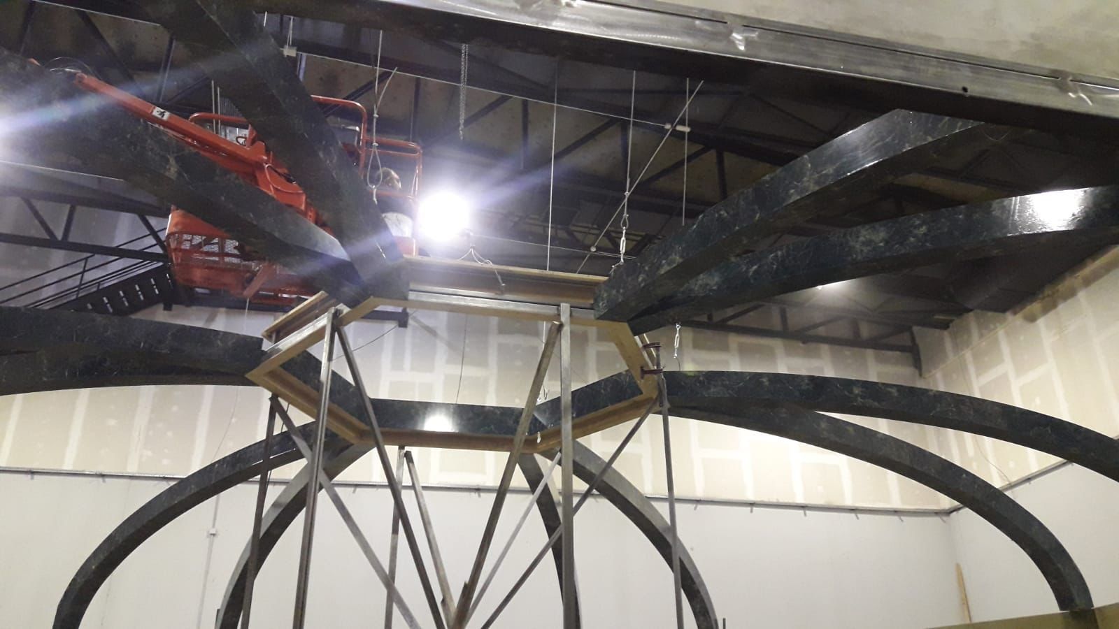 Se está construyendo una gran estructura circular en un edificio.