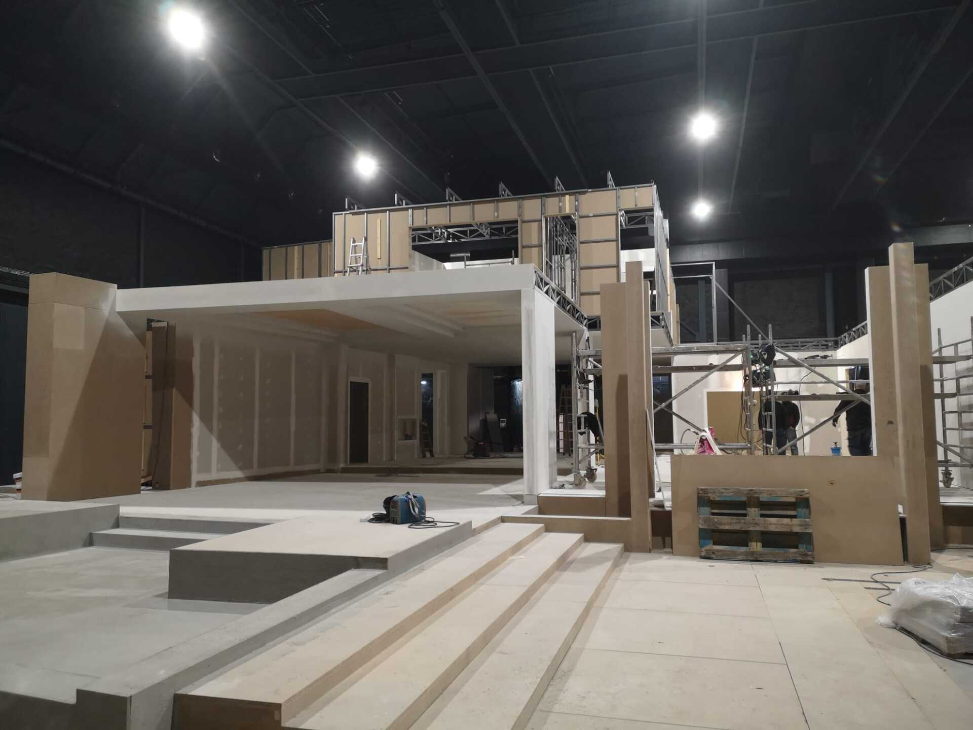 Un edificio que se está construyendo con muchas escaleras.