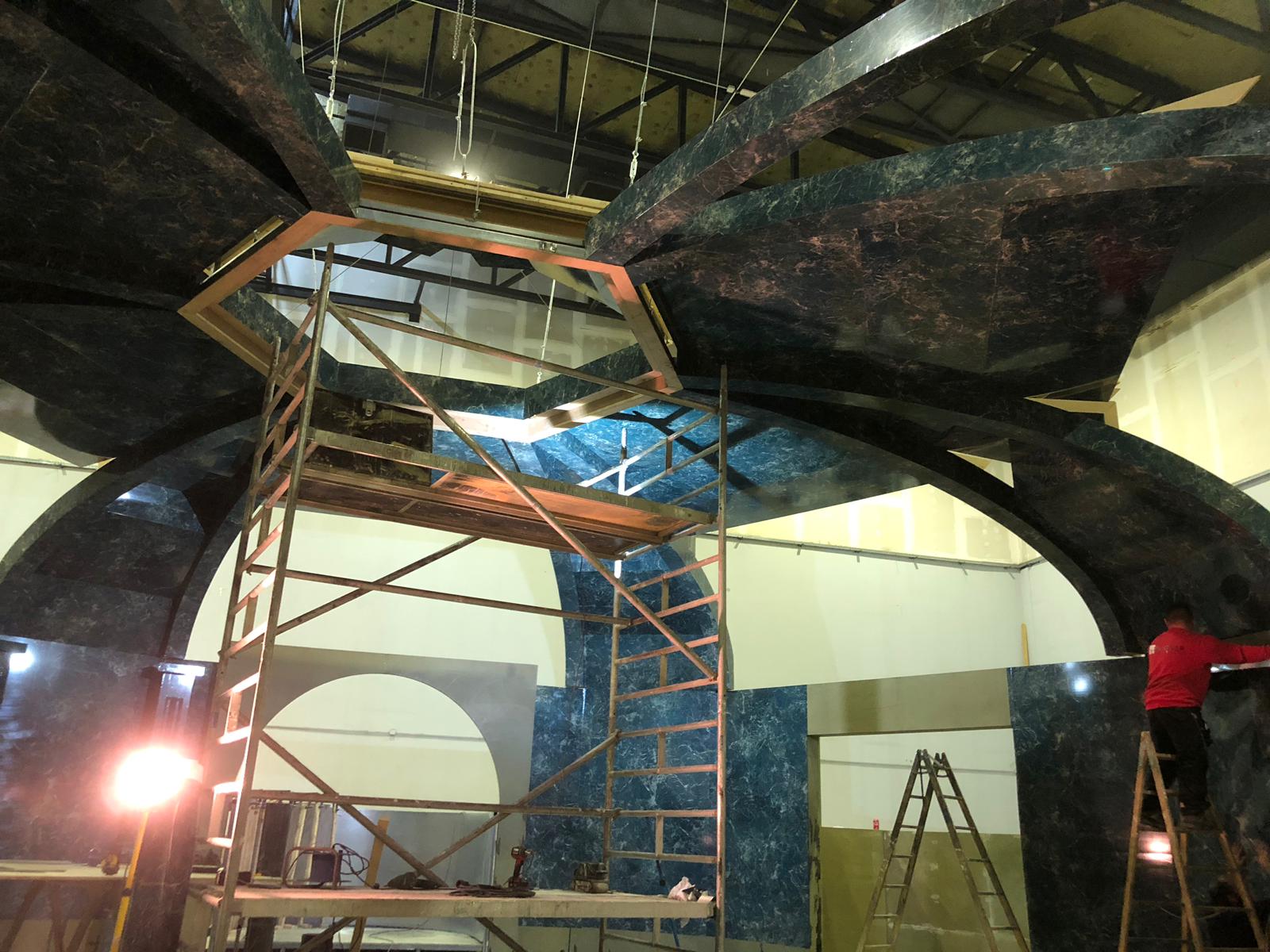 Se está construyendo una gran escultura en un edificio.