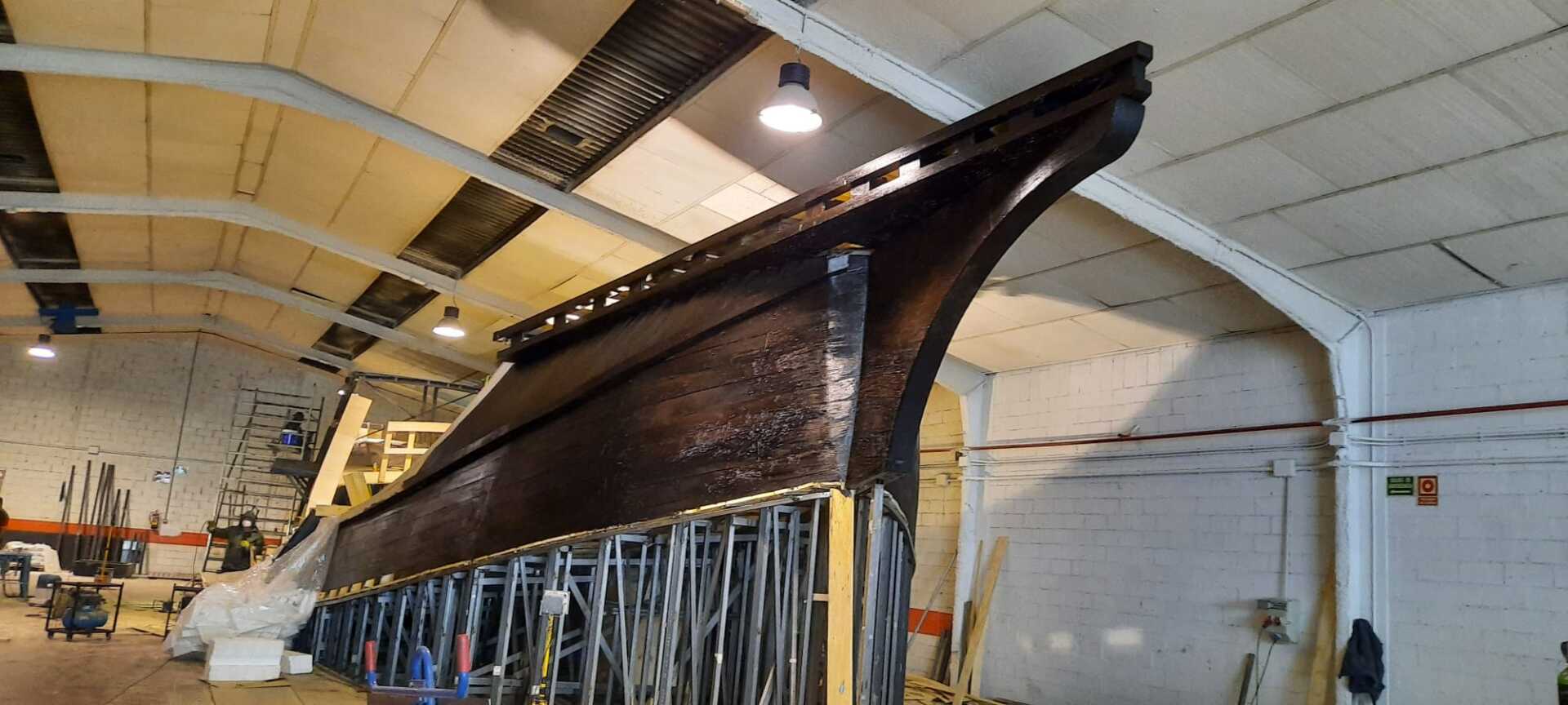 Se está construyendo un gran barco en un almacén.