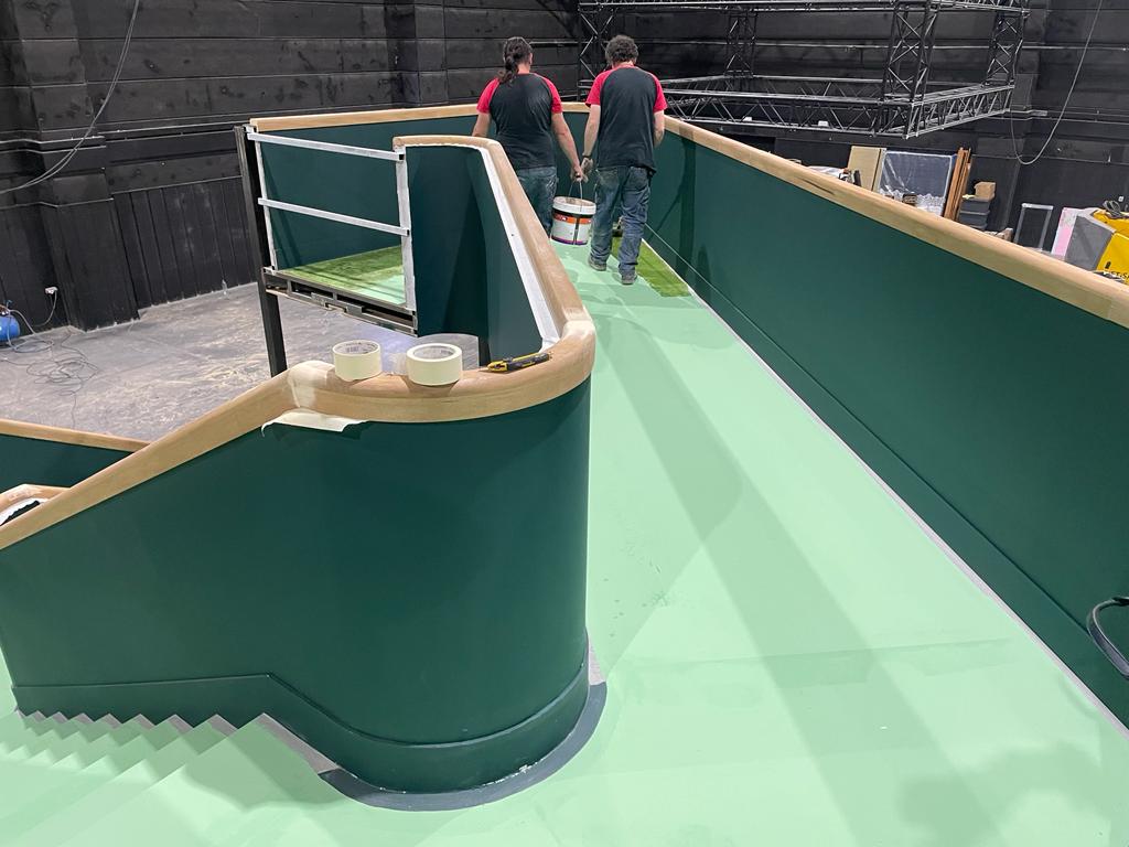 Una pareja de personas bajan unas escaleras.