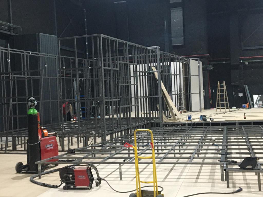 Se está construyendo una gran estructura metálica en un edificio.