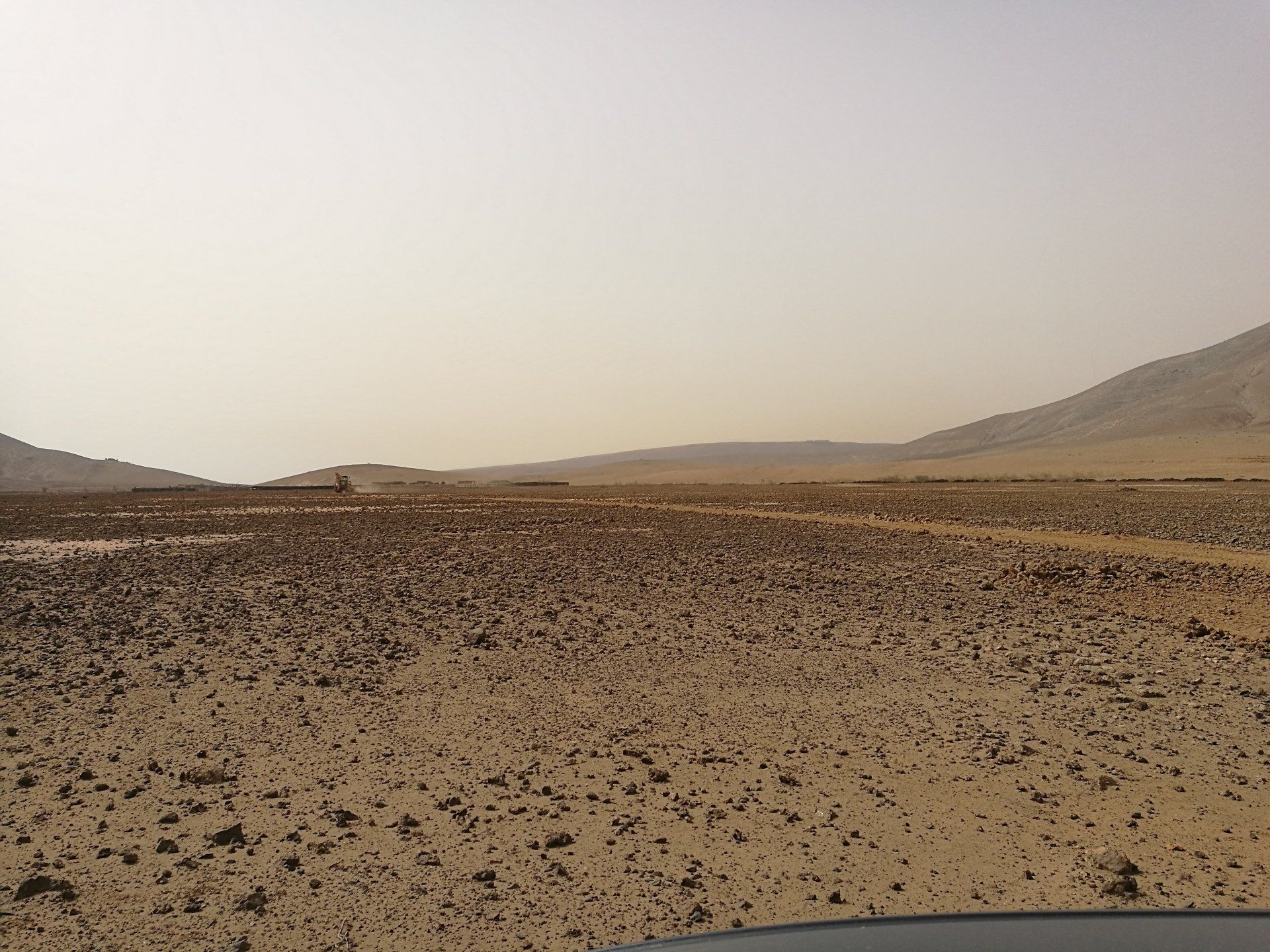 Un paisaje desértico con montañas al fondo