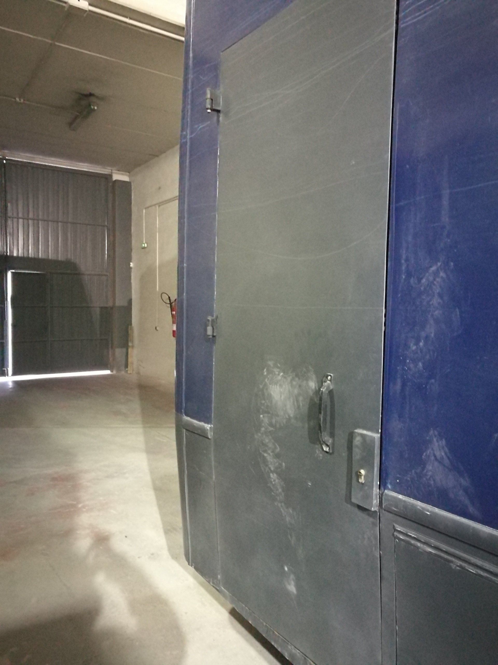 Hay una puerta azul en el medio de la habitación.