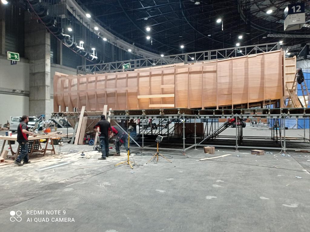 En una gran habitación se está construyendo un gran barco de madera.