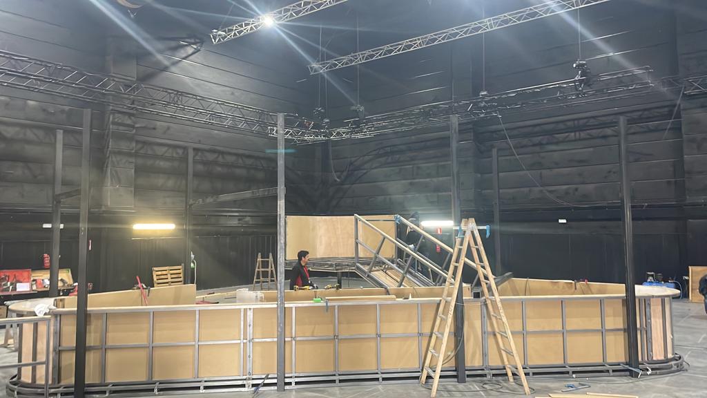 Un gran almacén con una escalera en el medio.