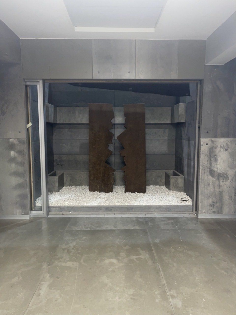 Una habitación con dos esculturas en el medio.