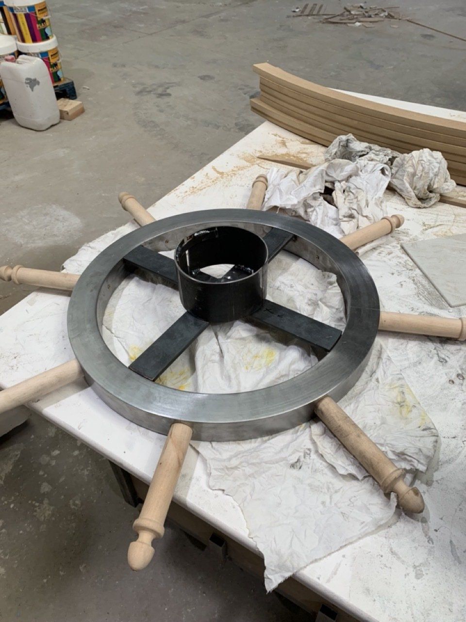 Un volante con mangos de madera está sobre una mesa.