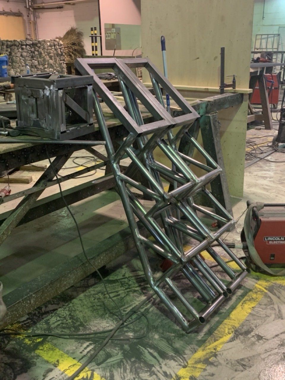 Se está construyendo una escalera de metal en una fábrica.