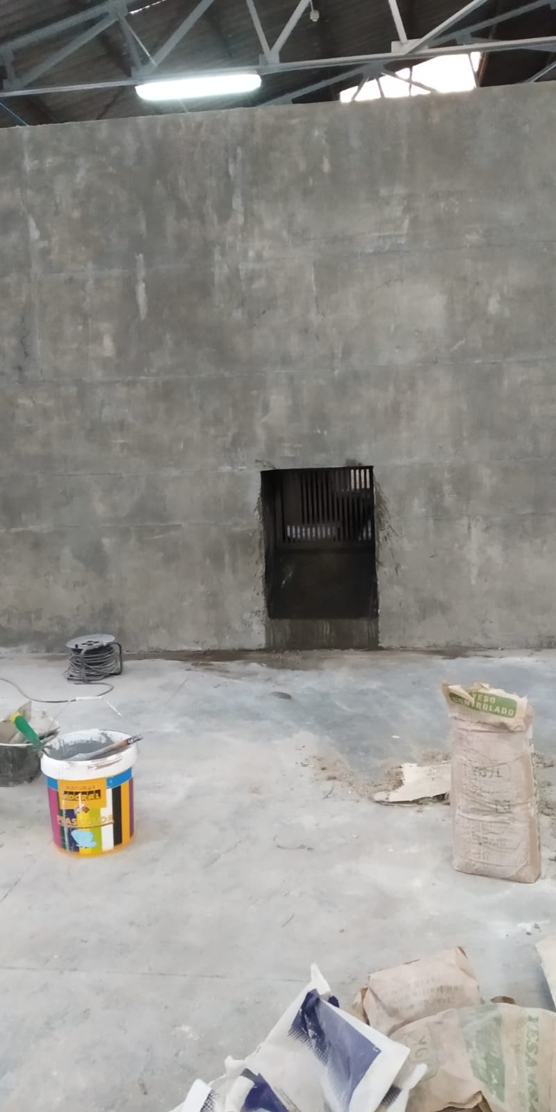 Hay un agujero en la pared en el medio de la habitación.