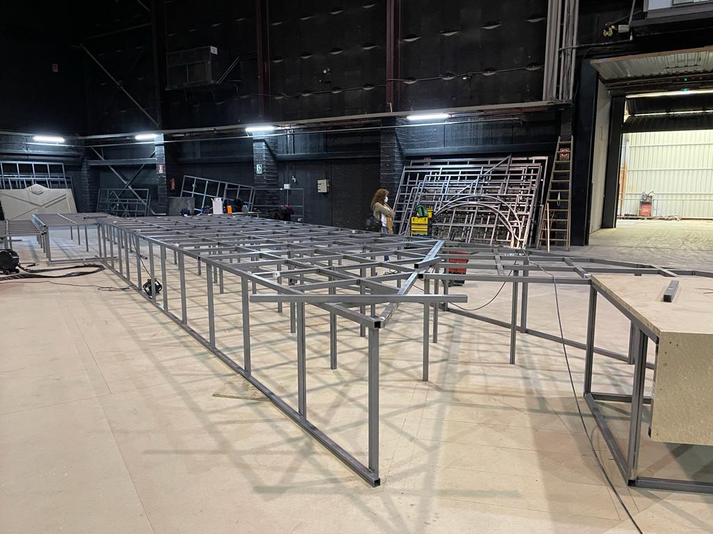 Se está construyendo una gran estructura metálica dentro de un edificio.