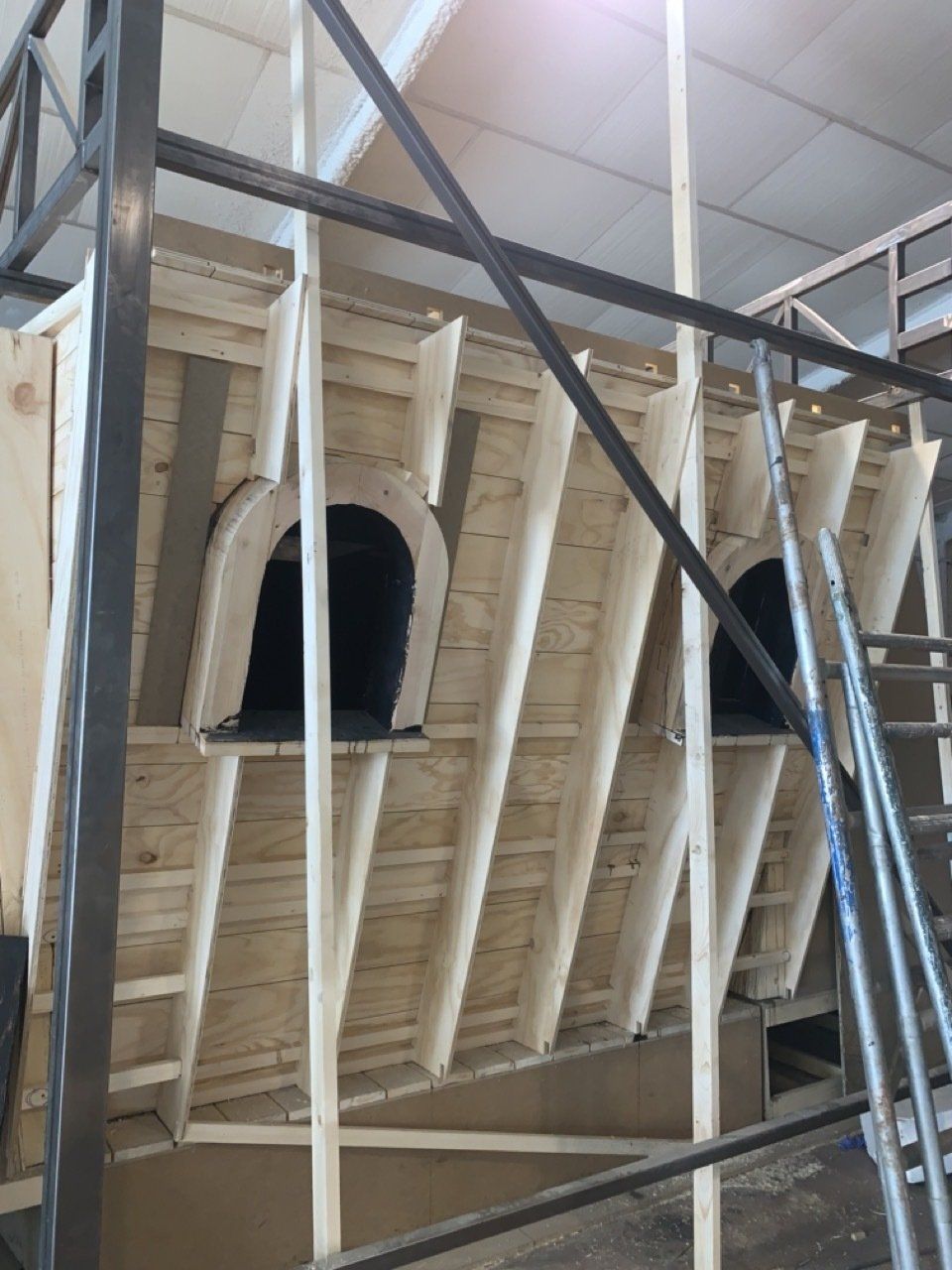 Se está construyendo una estructura de madera en un edificio.
