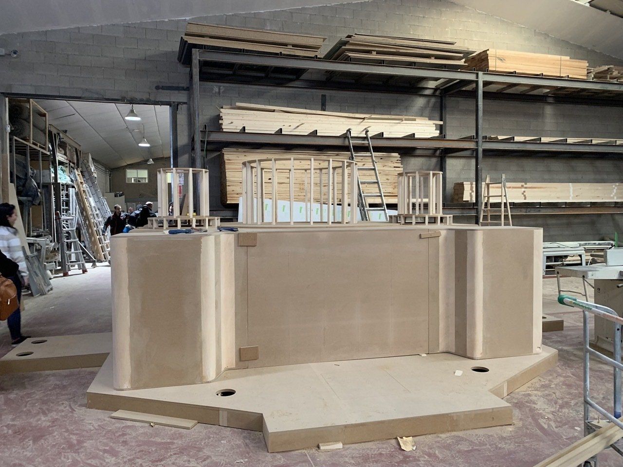 Se está construyendo una gran estructura de madera en un almacén.