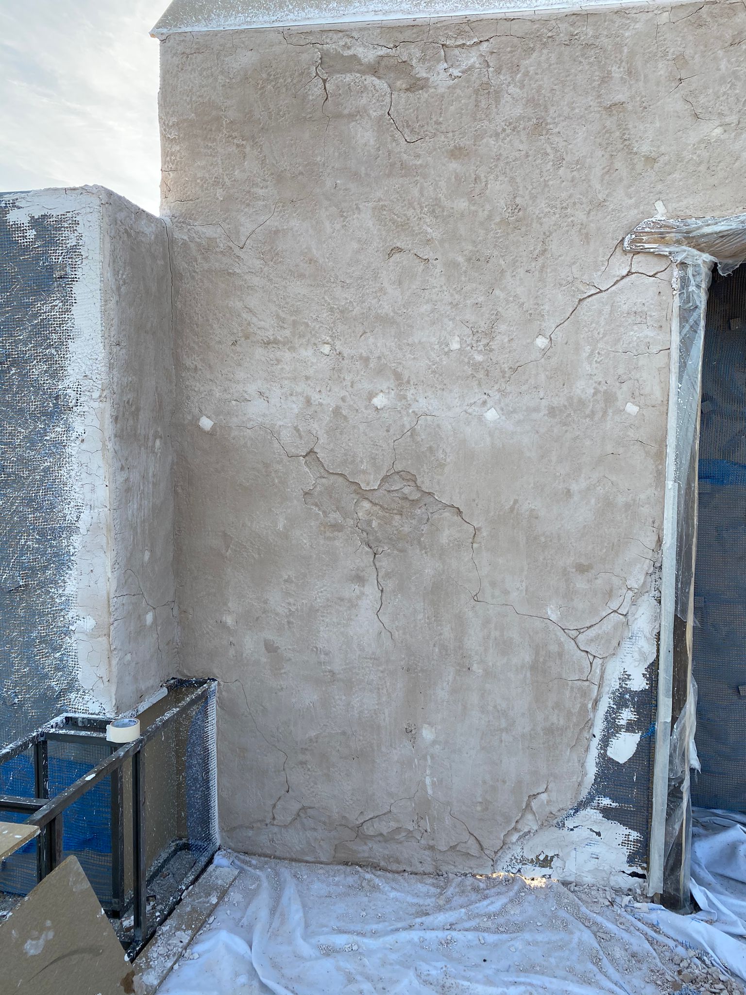 Una habitación con una pared de hormigón y una puerta.