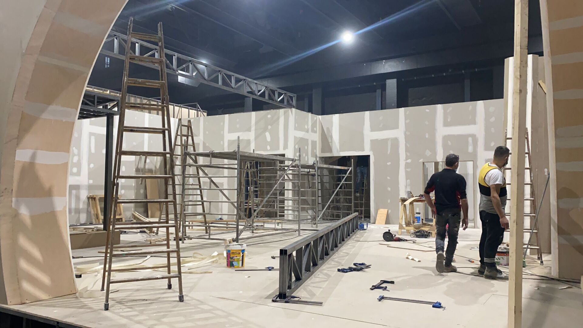 Un grupo de hombres está de pie en un edificio en construcción.