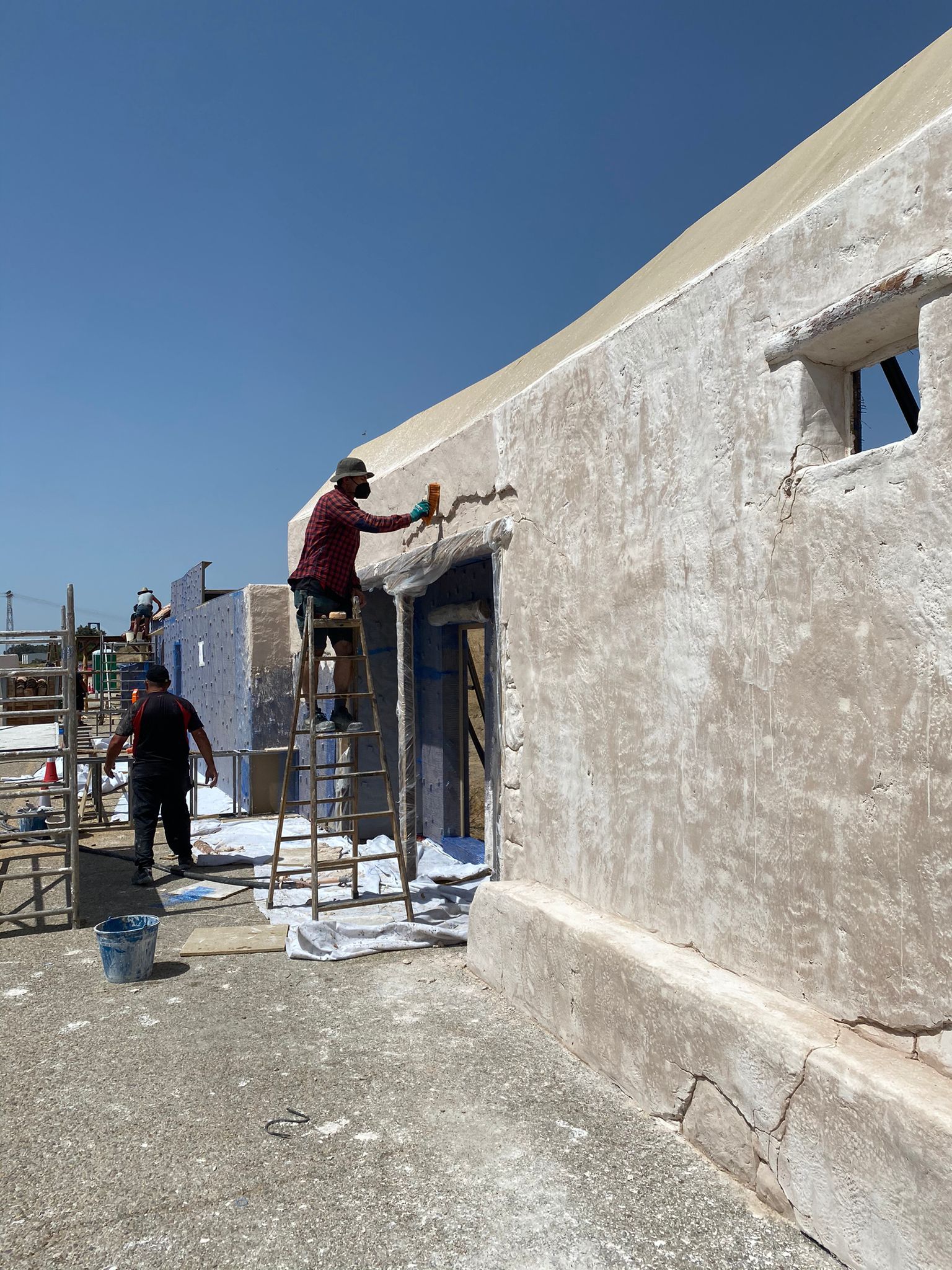 Un grupo de personas está pintando un edificio.