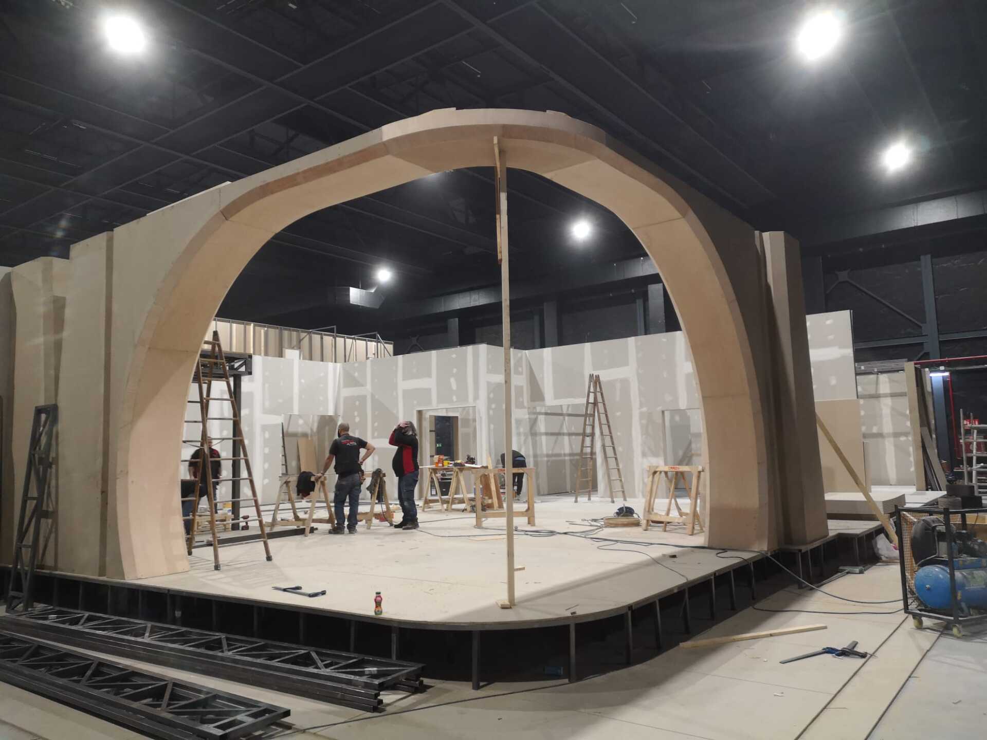 Un grupo de personas está trabajando en un escenario en un edificio.