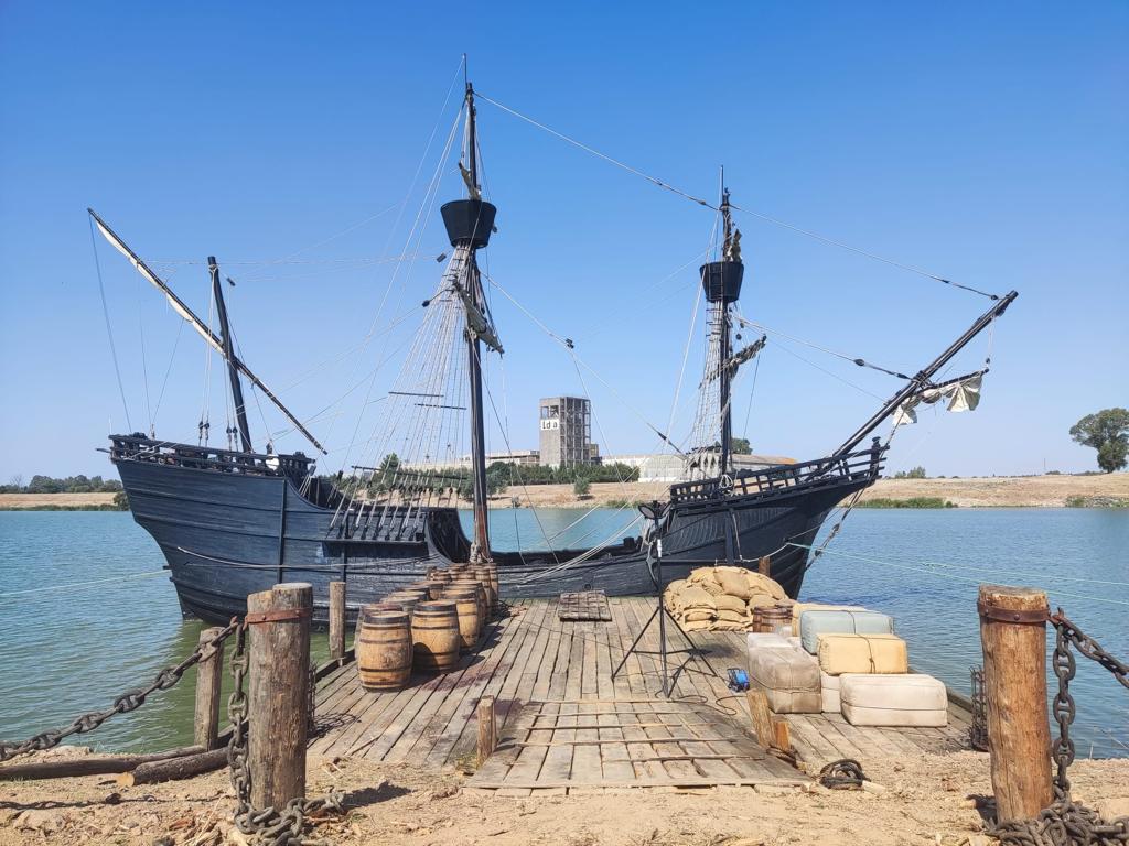 Un barco pirata está atracado en un muelle en el agua.