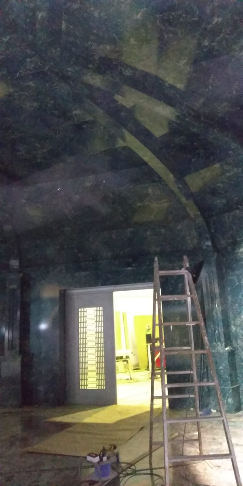 Hay una escalera en el medio de la habitación.