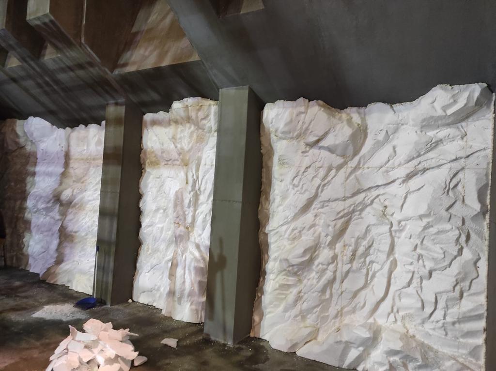 Una habitación con muchas paredes y columnas blancas.