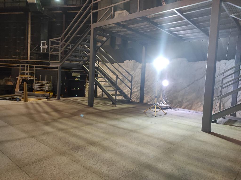 Un almacén con escaleras y una luz en el suelo.