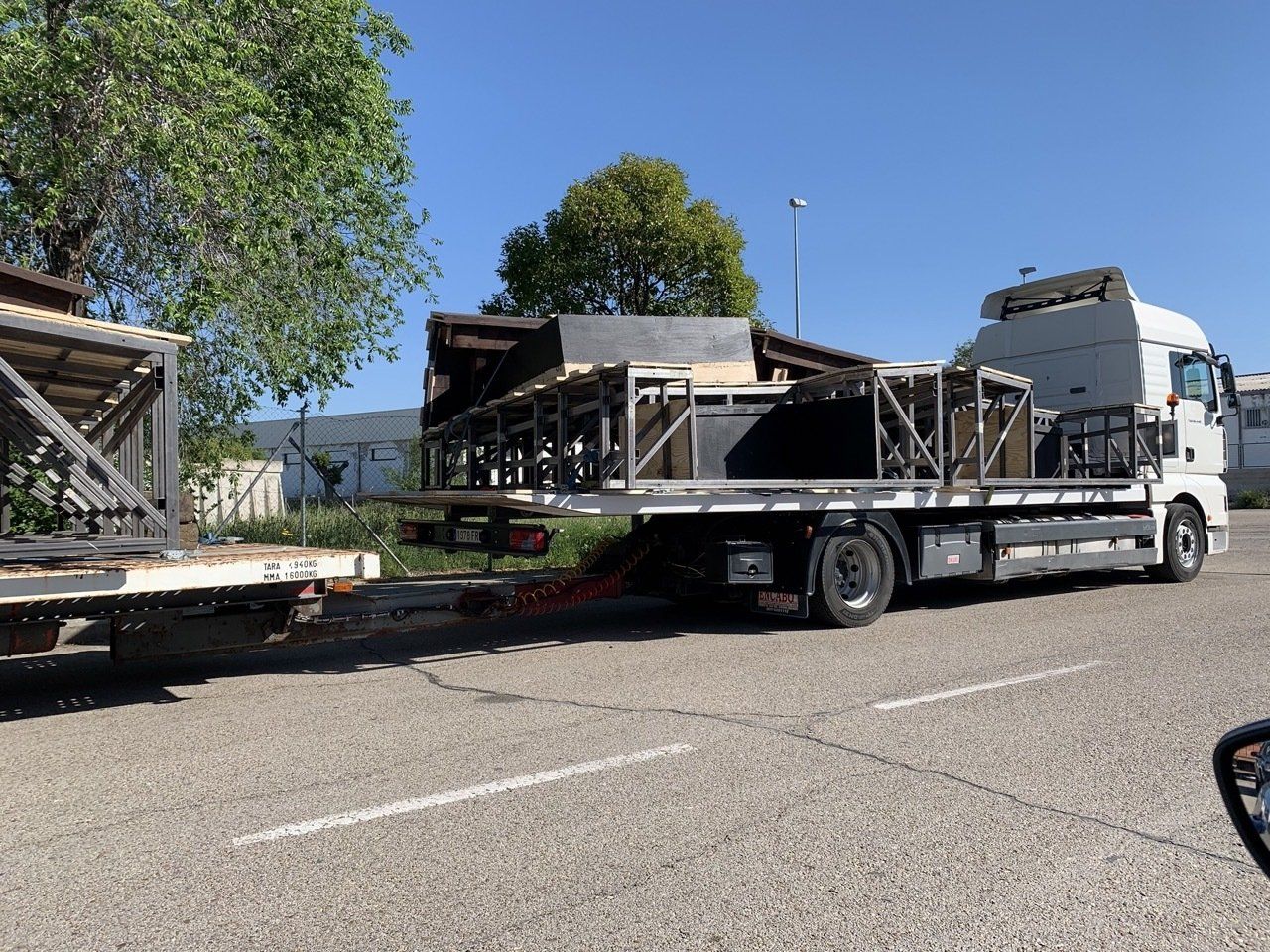 Un camión circula por la carretera con un remolque acoplado a él.