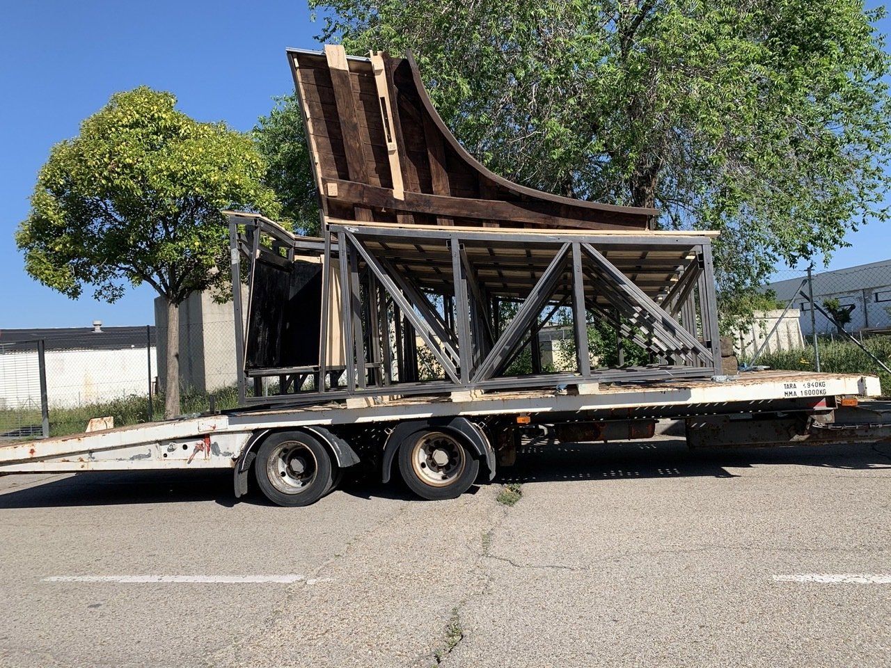 Un gran trozo de madera se encuentra encima de un remolque.