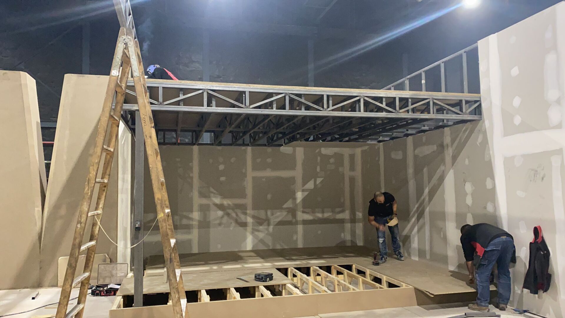 Un grupo de hombres está trabajando en un edificio en construcción.