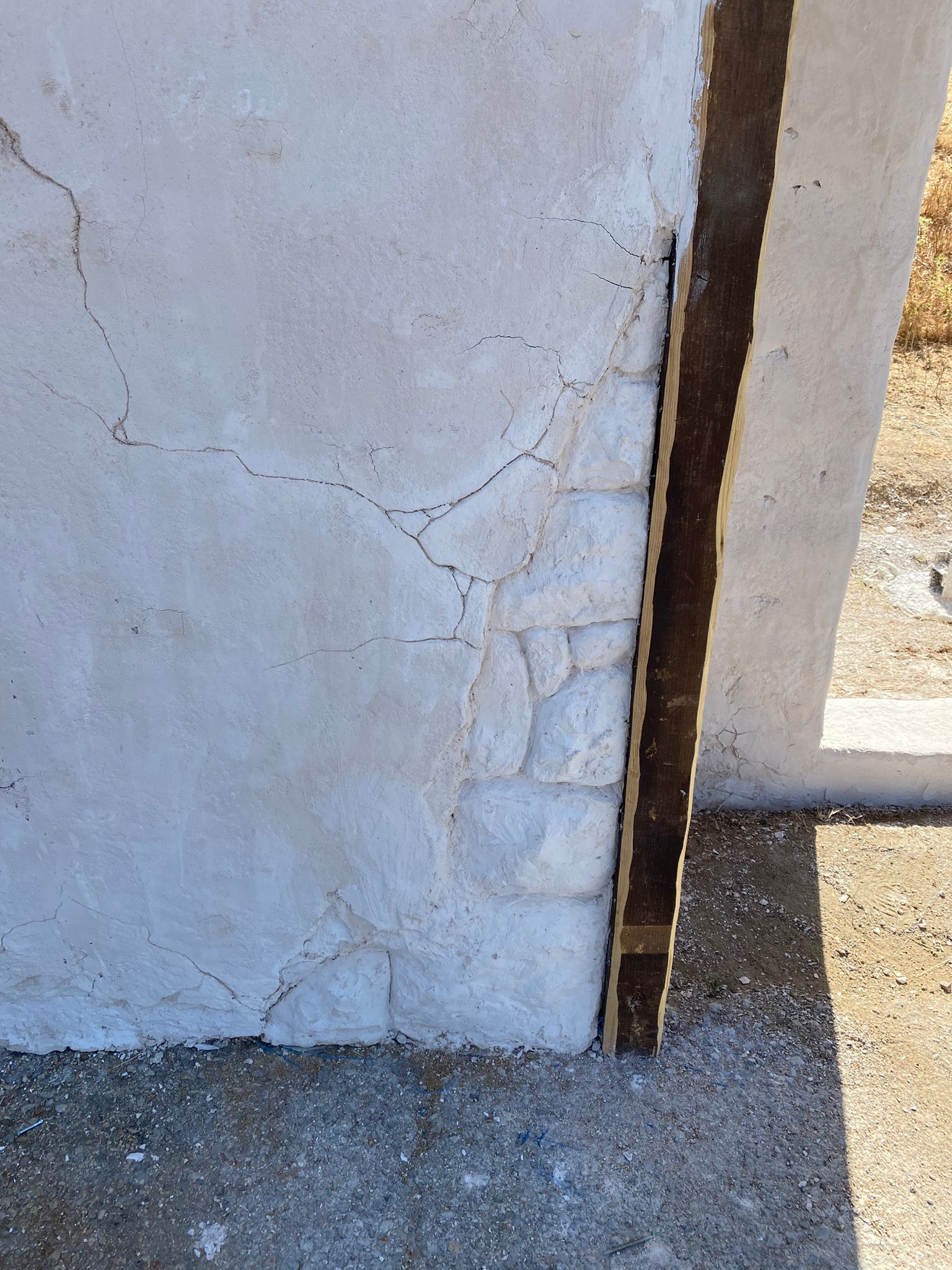 Una pared de ladrillos con una viga de metal unida a ella