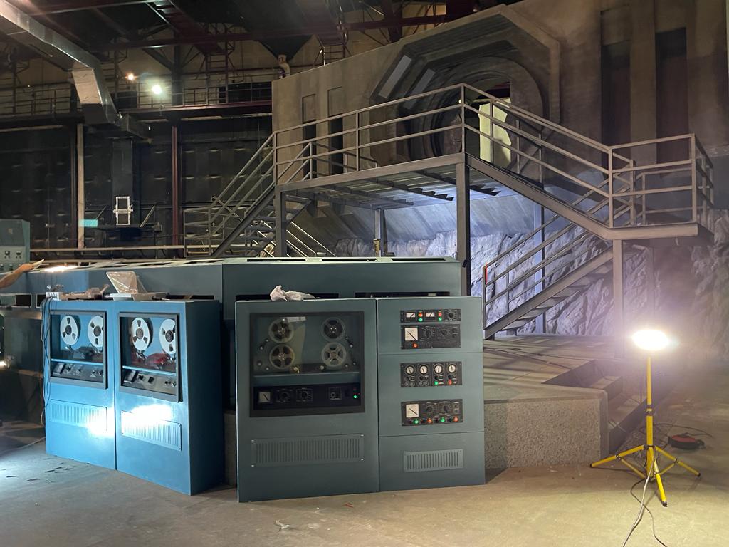 Una habitación con mucho equipo eléctrico y escaleras.