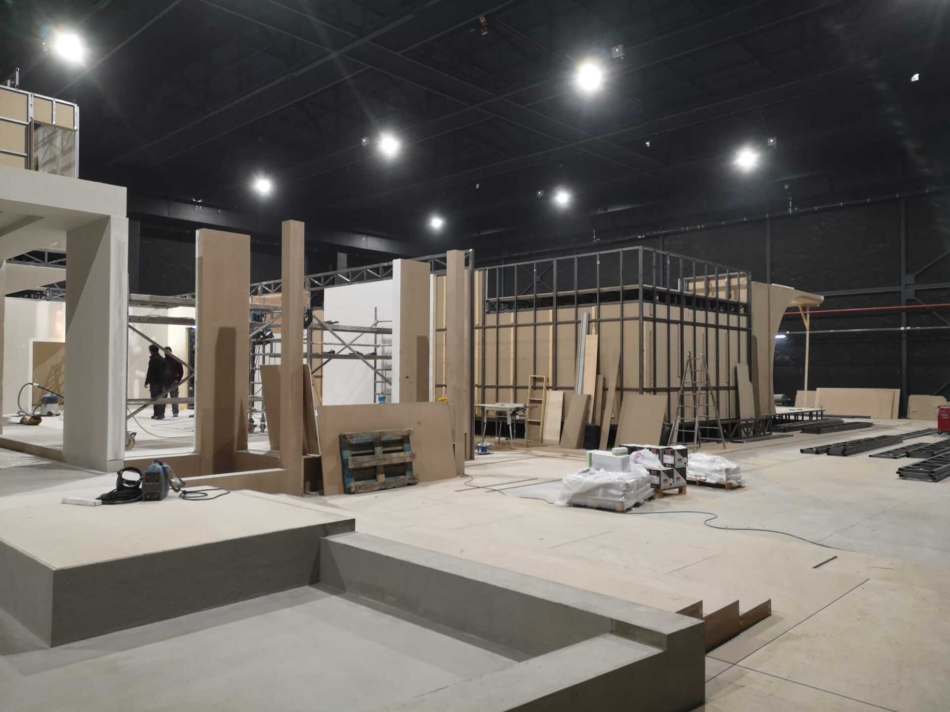 Una gran habitación vacía con muchas piezas de madera en el suelo.