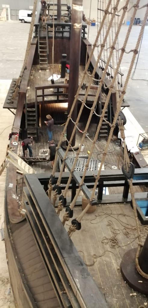 Un modelo de un barco pirata con cuerdas y escaleras.