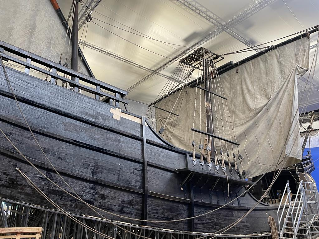 Un modelo grande de un barco pirata cuelga del techo de un edificio.