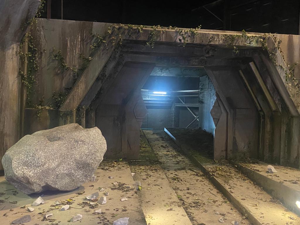 Una gran roca se encuentra en el medio de un túnel.