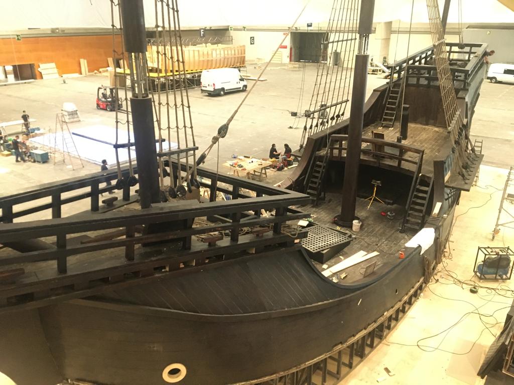 Se está construyendo un gran barco pirata negro en un almacén.