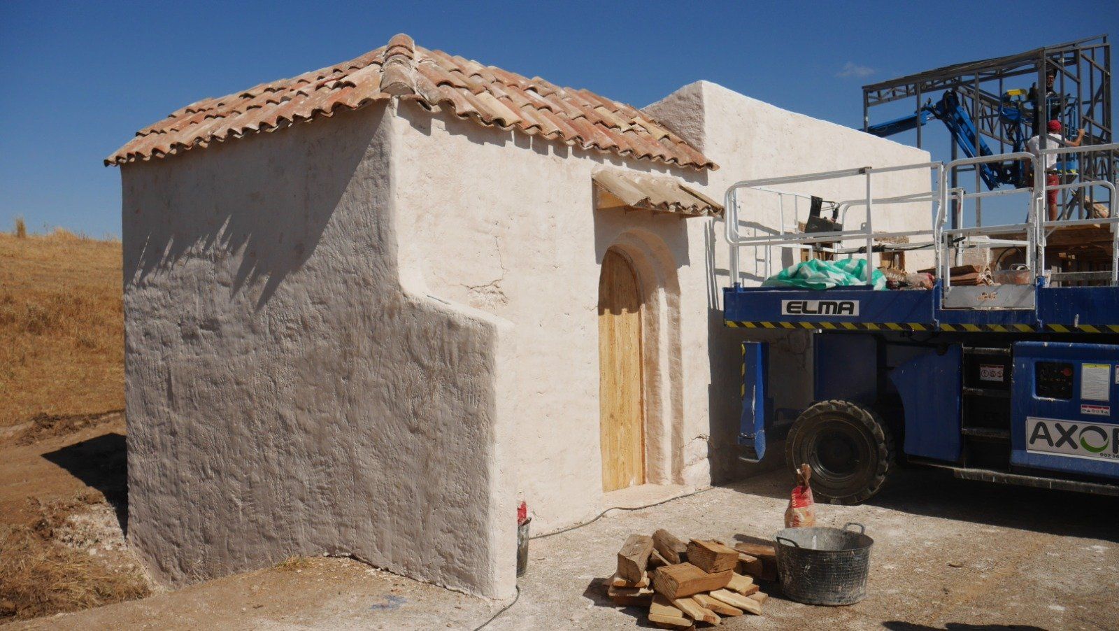 Un camión azul con la palabra axc en el costado