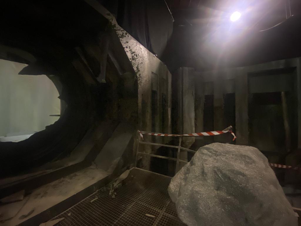 Hay una gran roca en el medio de la habitación.