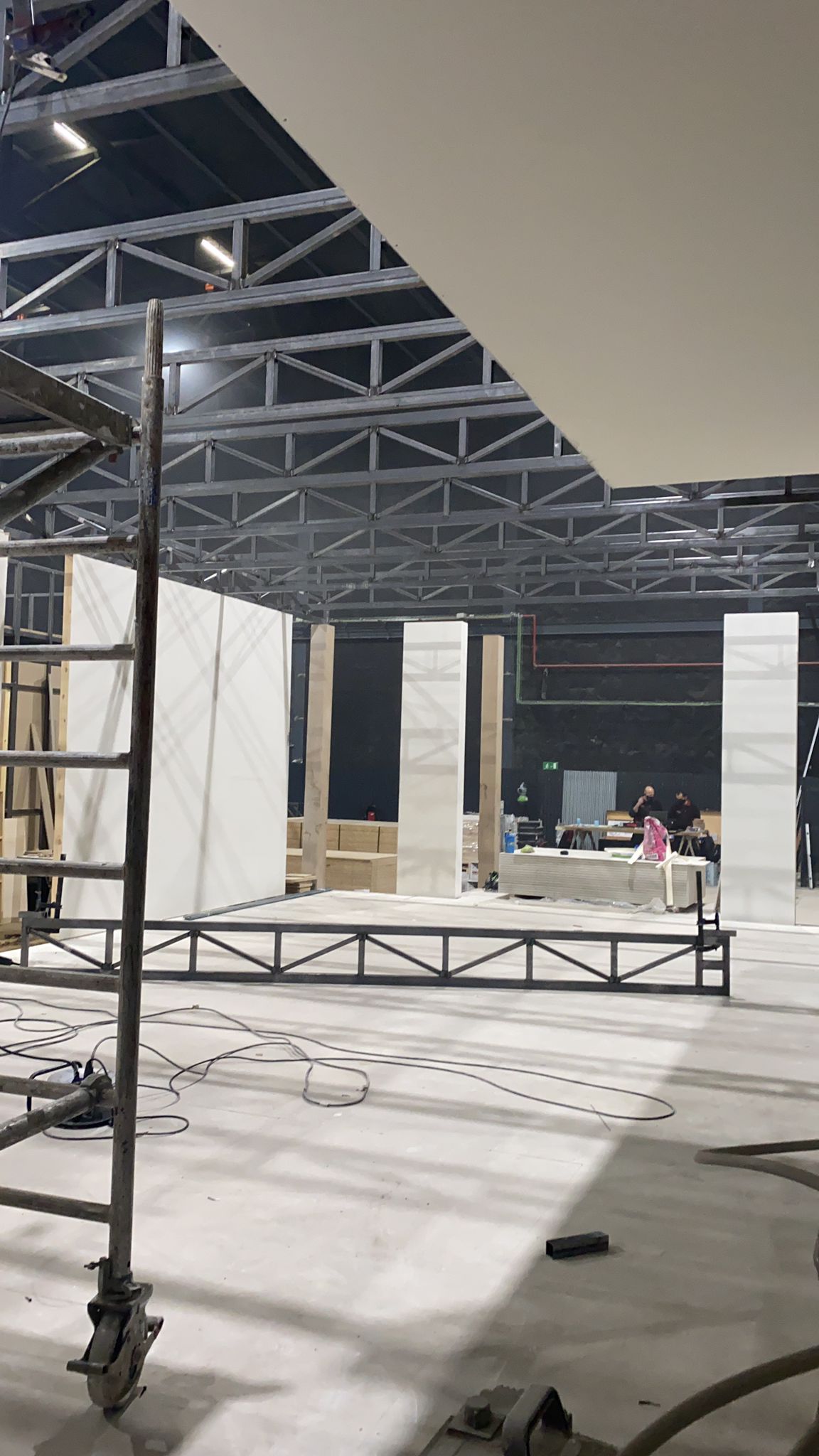Una habitación grande con un andamio en el medio.
