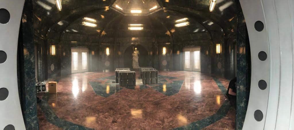 Una habitación con un reloj en la pared y un reloj en el suelo.