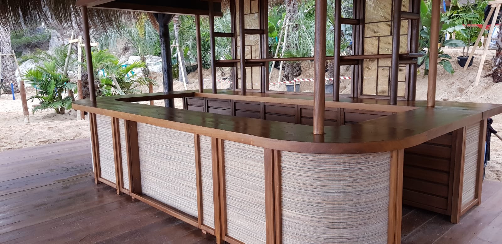 Una gran barra de madera se encuentra encima de una plataforma de madera.