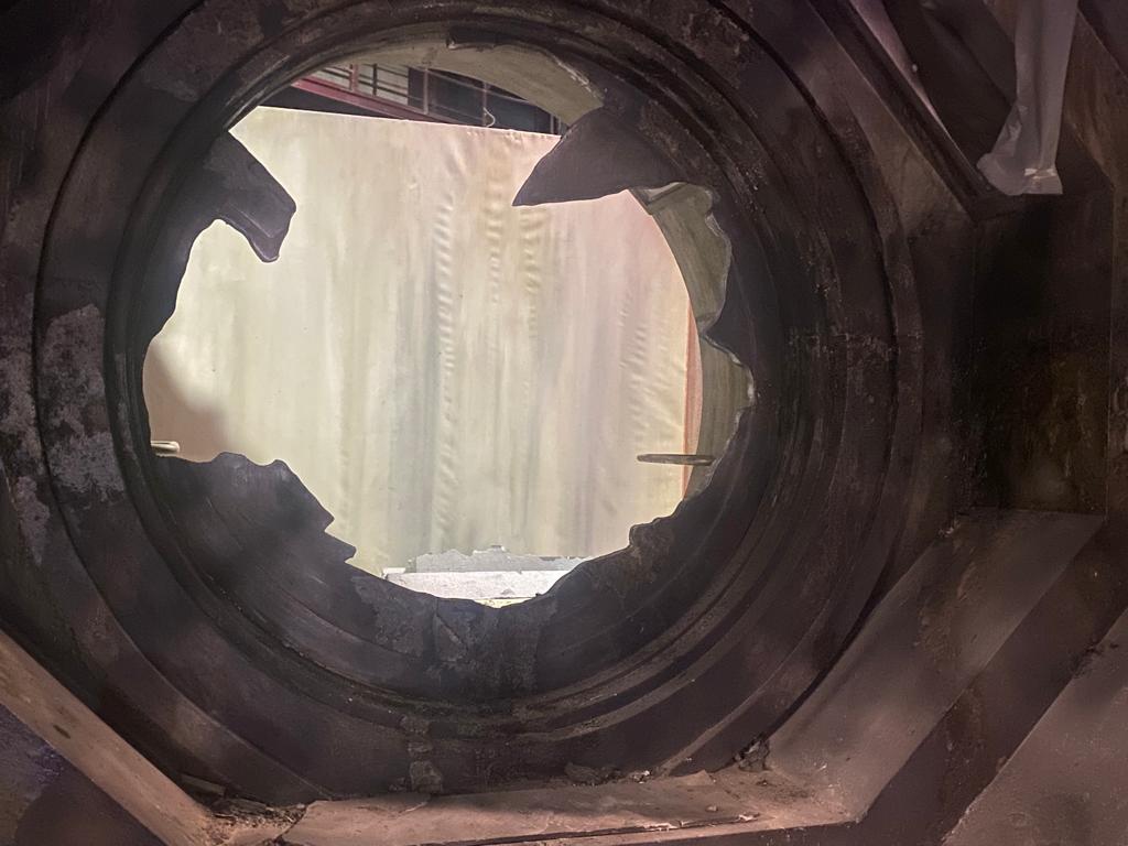 Hay un agujero en el medio de un objeto circular.