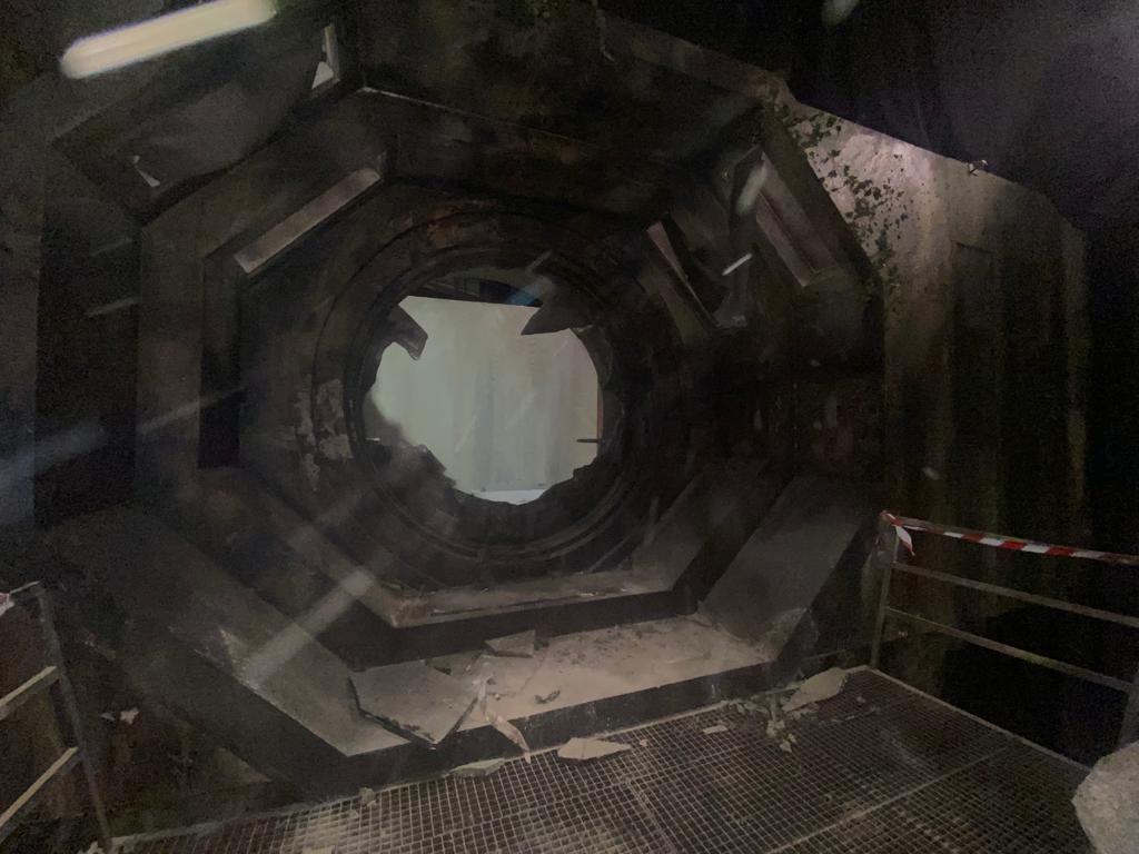 Una fotografía en blanco y negro de un túnel con un agujero en el medio.